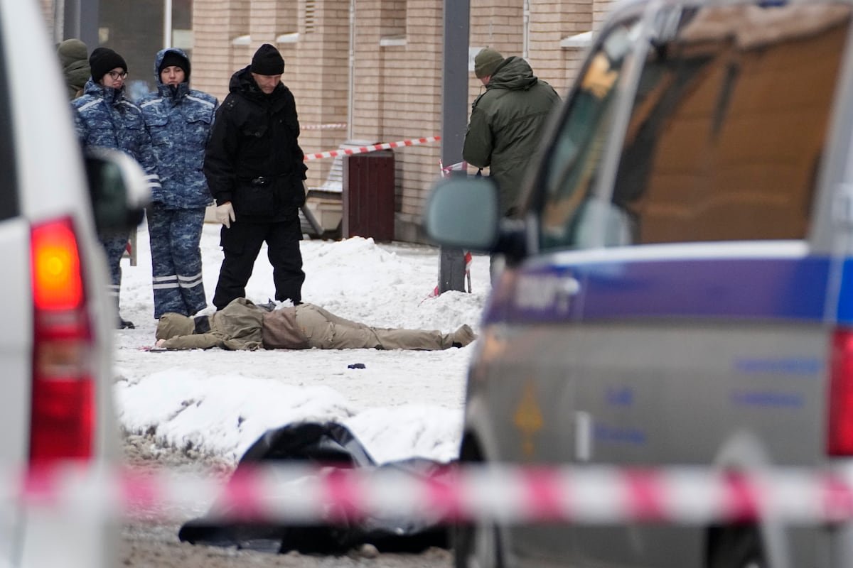 Rusia detiene a un uzbeco acusado de colocar la bomba que mató al jefe de las fuerzas de defensa química y biológica del Kremlin | Internacional
