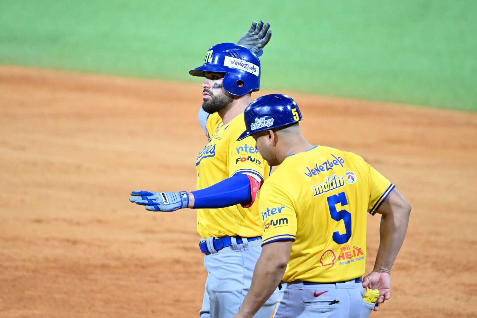 Renato Núñez alcanza el récord y guía remontada de Magallanes
