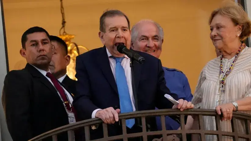 Edmundo González dio ‘balconazo’ en la plaza San Martín tras ser condecorado: “Nuestra misión es clara, recuperar la democracia” [VIDEO]