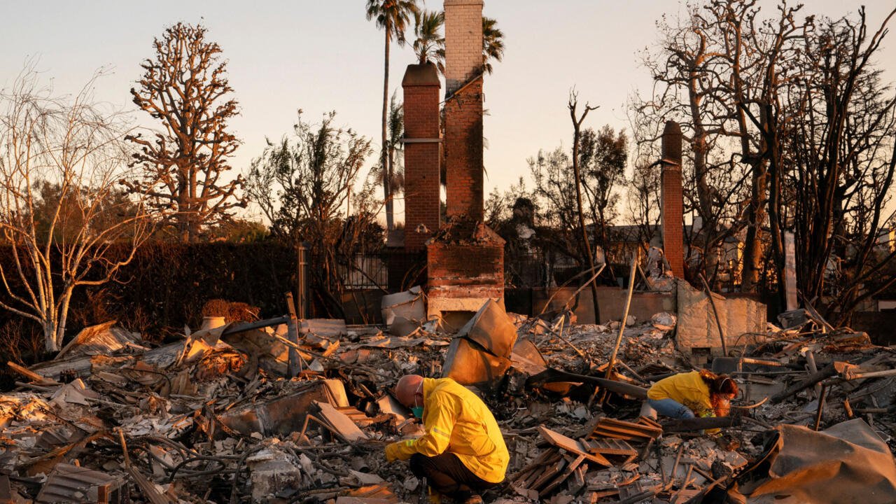 Al menos 16 muertos por incendios en California, mientras los vientos amenazan con avivar las llamas