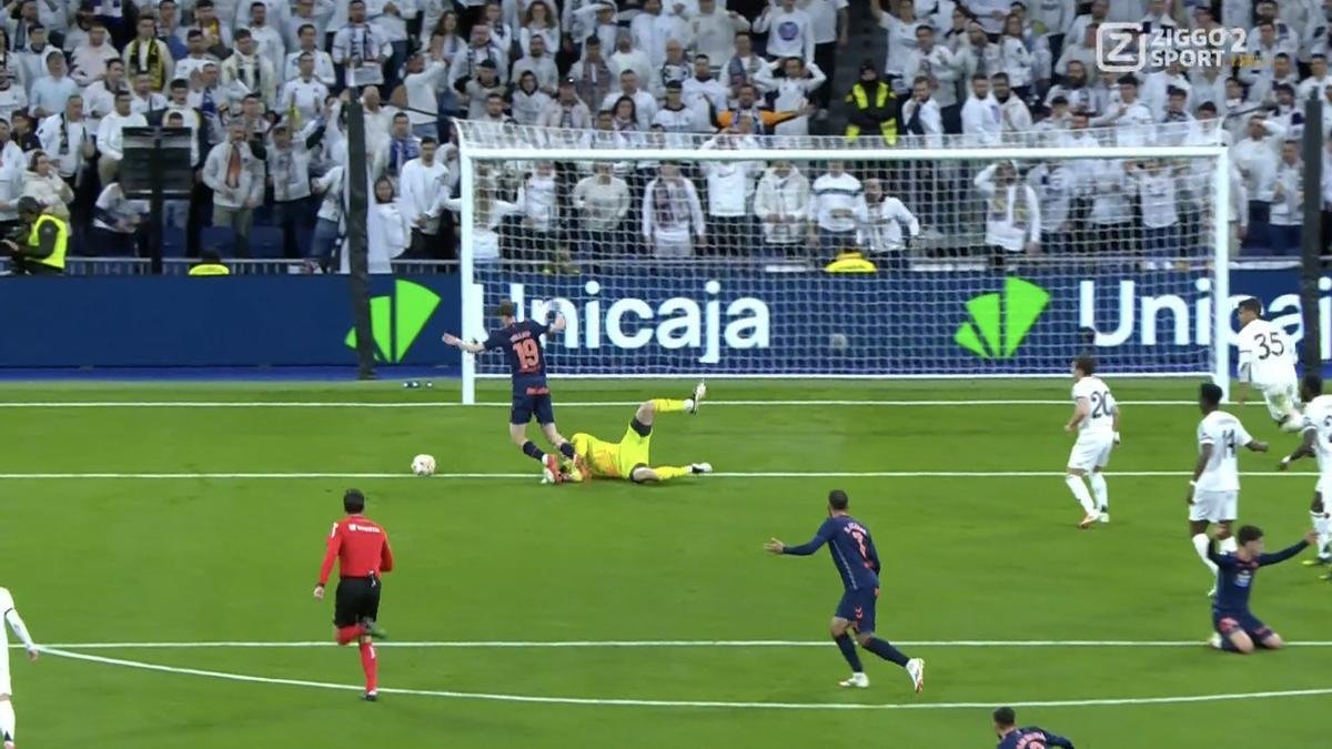 Un micro abierto de RTVE capta a Rivero y Suárez discutiendo sobre el penalti de Lunin: “No me seas…”