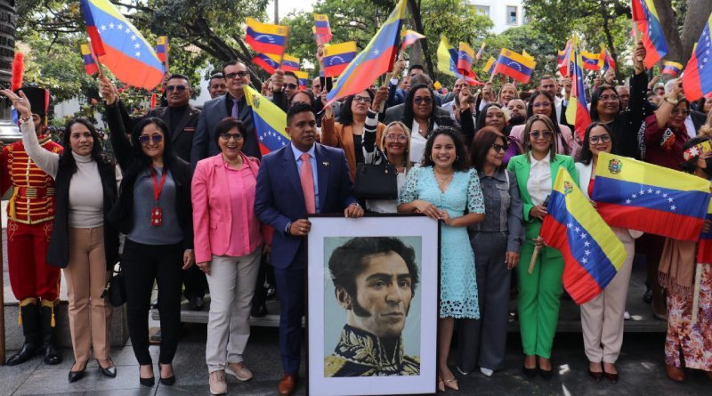 Diputados de AN entregan ofrenda floral a El Libertador en Plaza Bolívar de Caracas