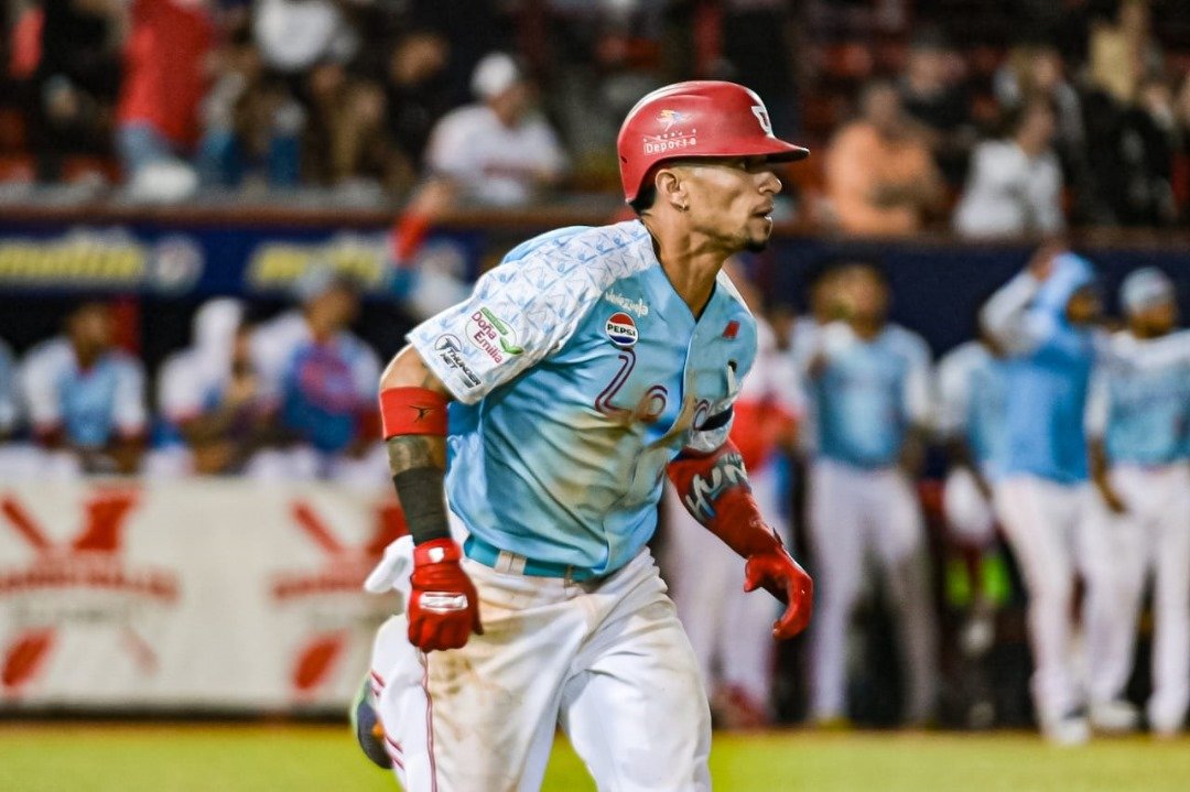 Gorky Hernández vuelve a duplicar y pasa a dos leyendas del Cardenales en hits