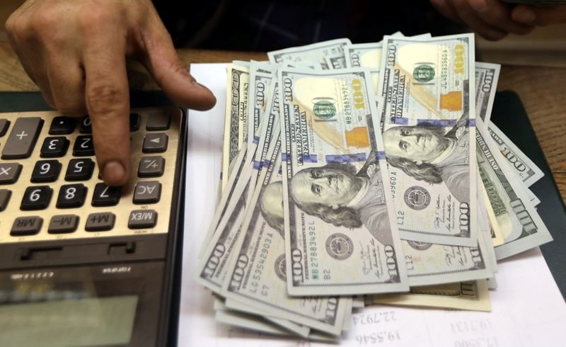 El dólar subió ocho centavos y este viernes era vendido a .40 | AlMomento.net