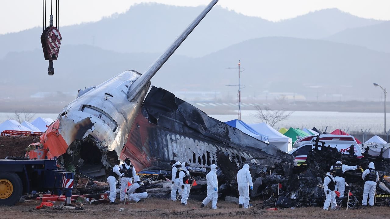 Extraen los datos de una de las cajas negras del avión surcoreano siniestrado el domingo