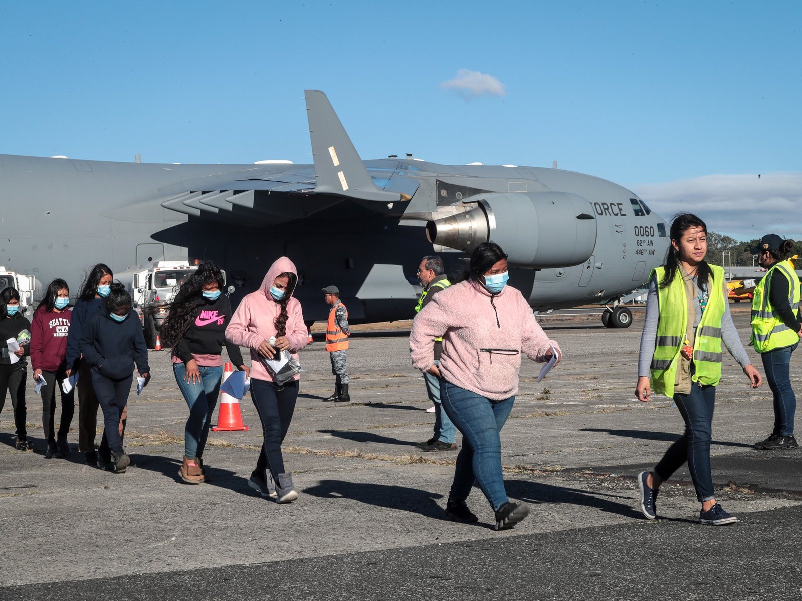 Estados Unidos deportó a más de 260 personas a Guatemala en dos aviones militares y un vuelo chárter