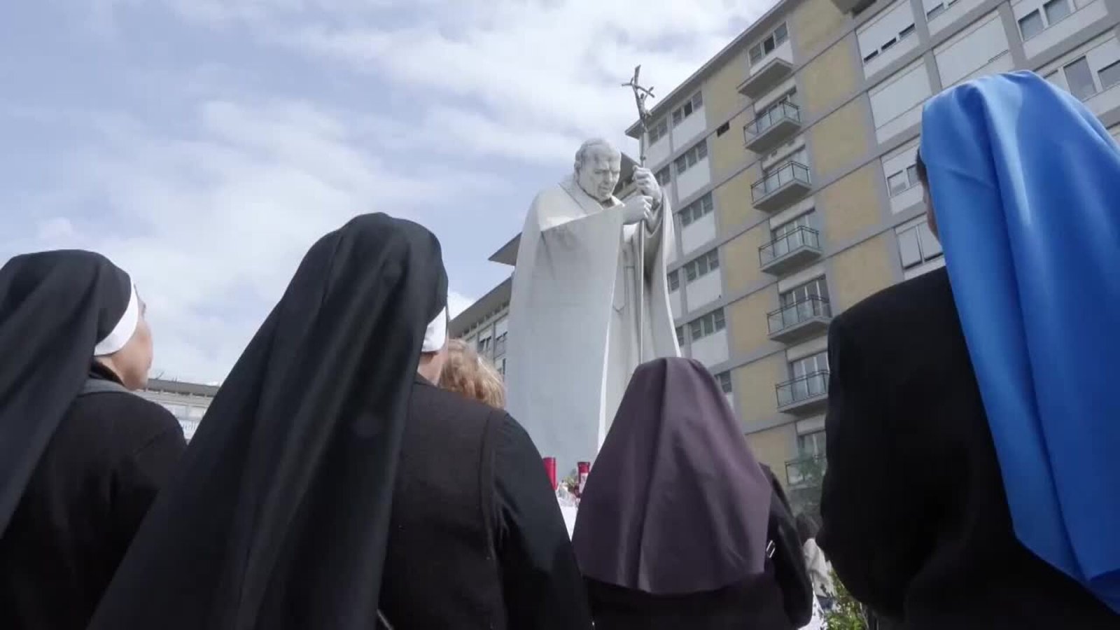 El papa abandona el hospital, tras reaparecer en público y condenar los bombardeos en Gaza