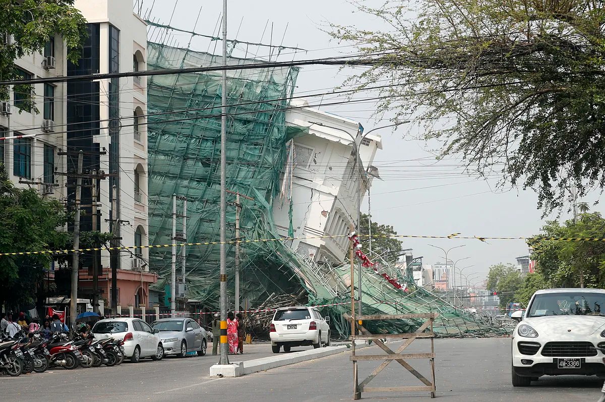 Niños, monjes y funcionarios sepultados por los escombros de Birmania: tragedias de un terremoto con más de 2.000 muertos