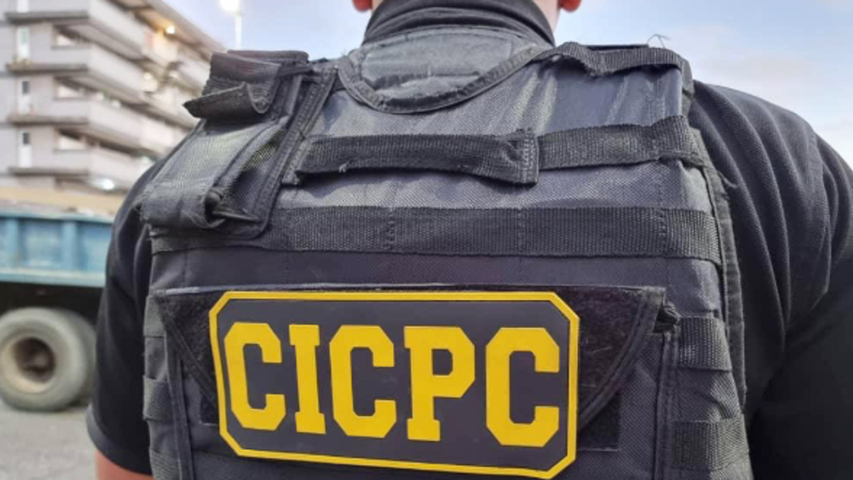 detienen a sus padres por dejarla sola en el apartamento