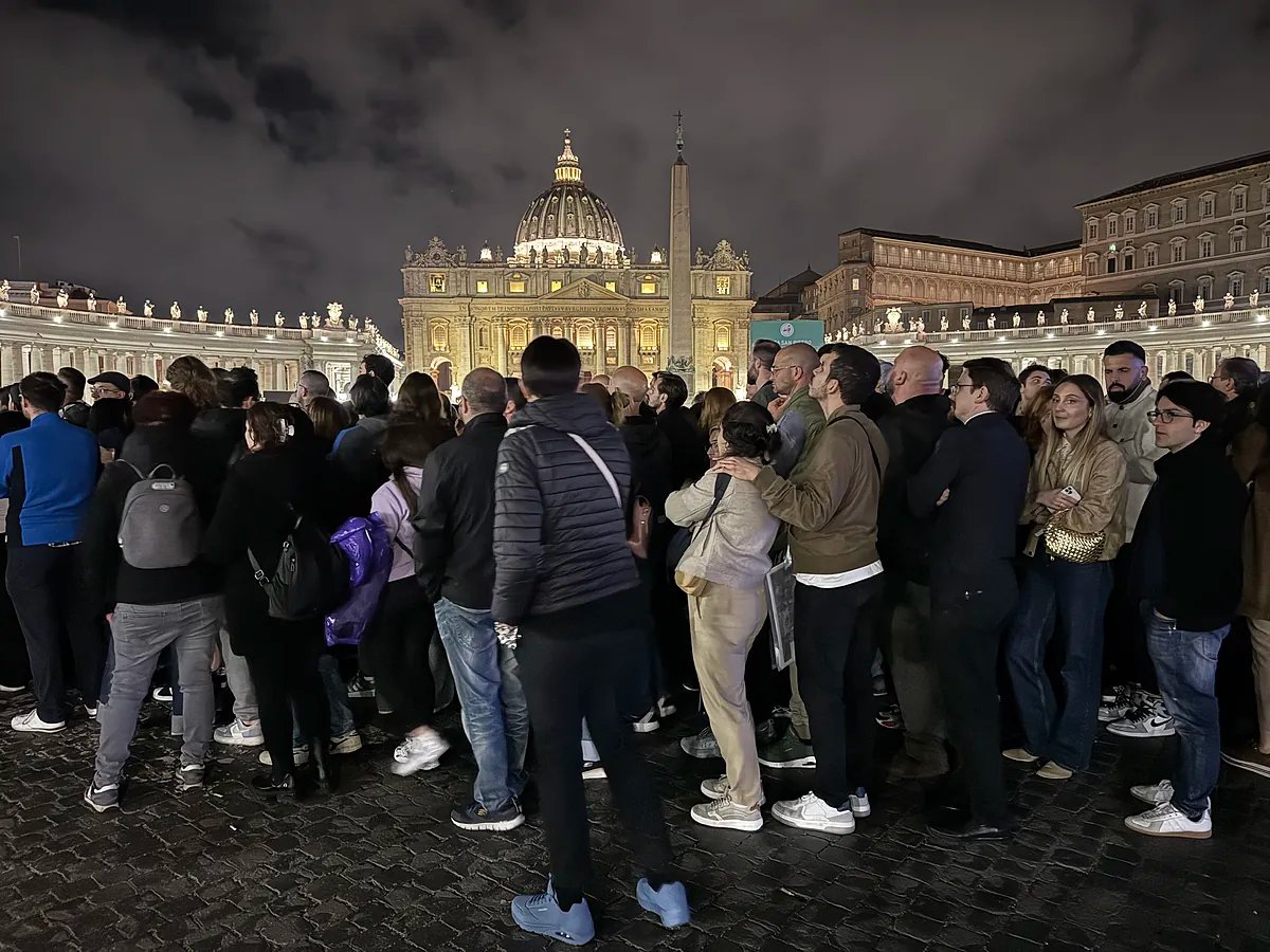 Papa Francisco: última hora de la muerte, funeral y candidatos, en directo | La capilla ardiente del Papa permanece abierta casi toda la noche ante la cantidad de fieles que acuden a despedir a Francisco