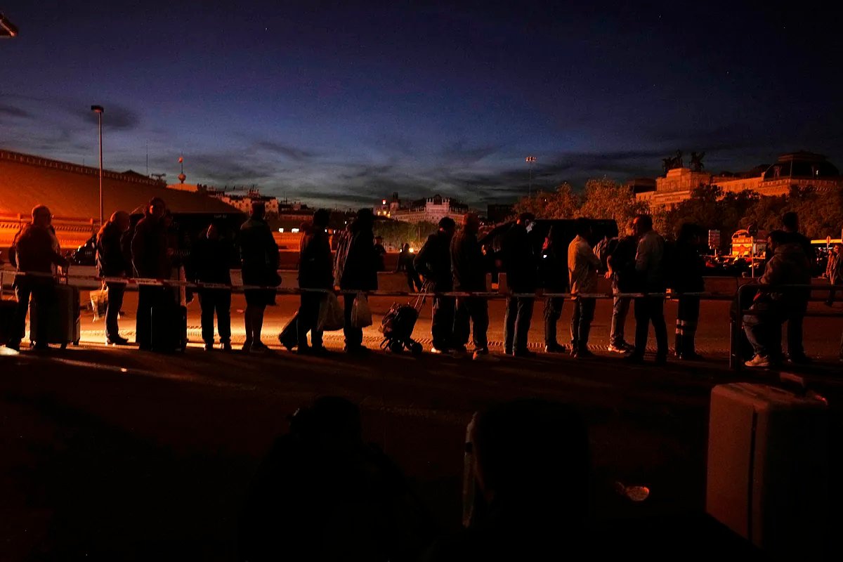 Apagón de luz en España, última hora en directo | Lisboa anuncia la detención “por precaución” del intercambio comercial de energía entre Portugal y España