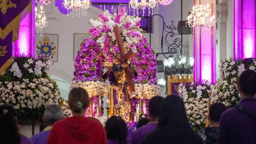 Devotos se congregan en la Basílica Santa Teresa de Caracas para venerar al Nazareno de San Pablo