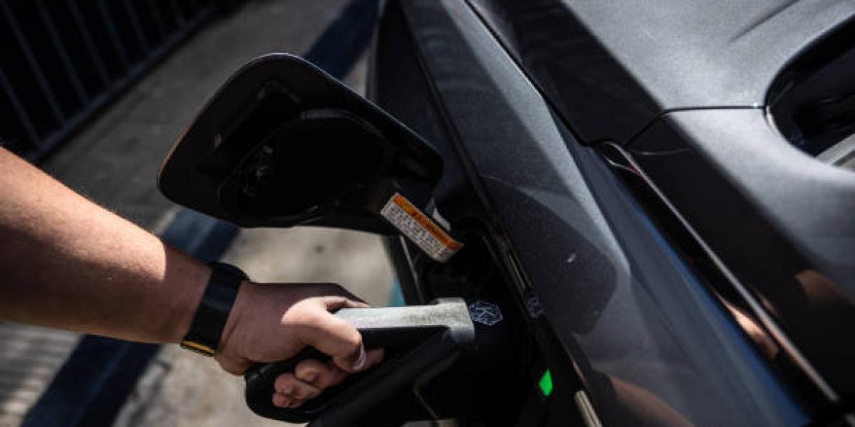 El precio de la gasolina baja en Florida: estos son los nuevos valores durante abril