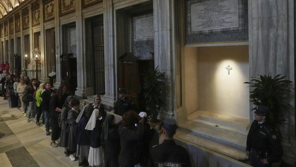 Largas colas desde las siete de la mañana para visitar la tumba del papa Francisco