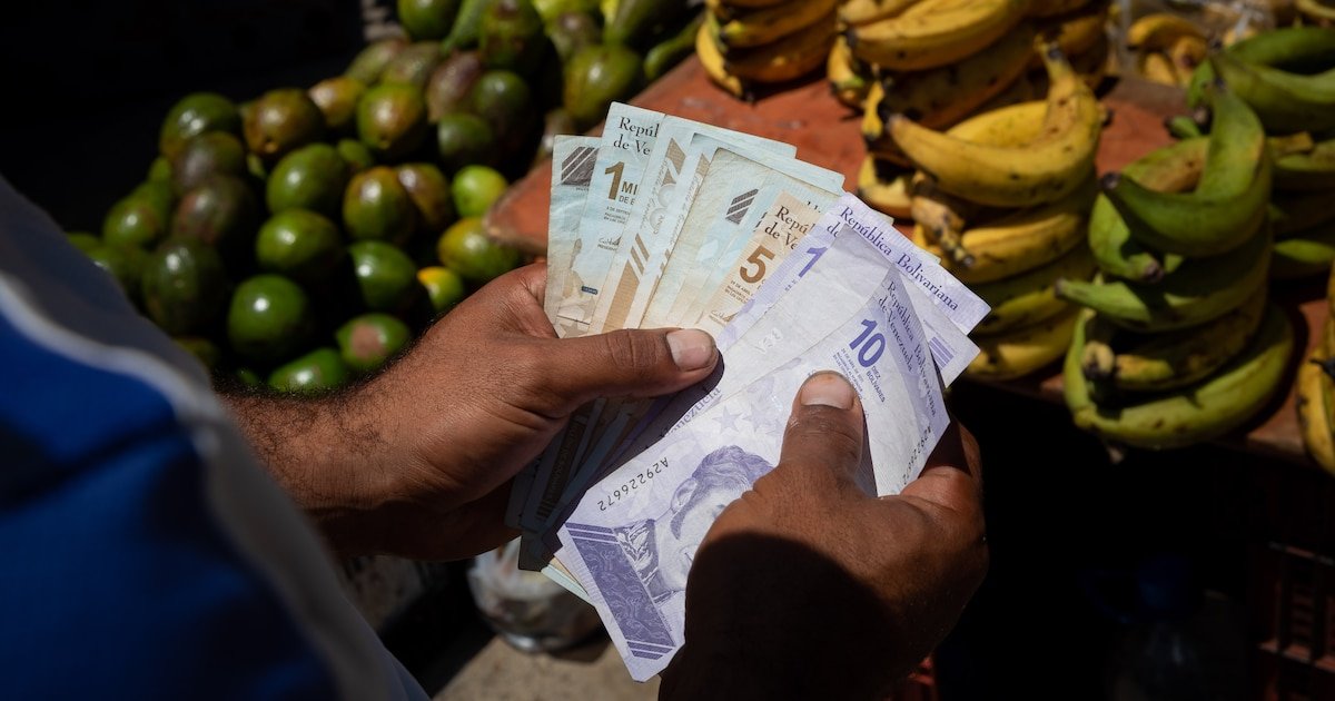 El dólar oficial en Venezuela superó los 80 bolívares y la moneda local sigue en caída