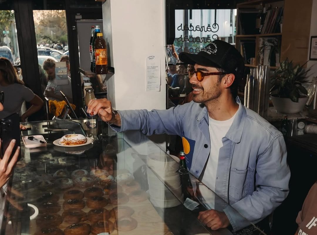 Joe Jonas visitó la panadería venezolana Caracas Bakery y regaló pasteles a sus fans