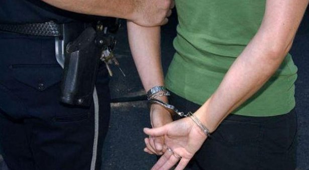 Adolescente intentó lanzar a su bebé desde un balcón
