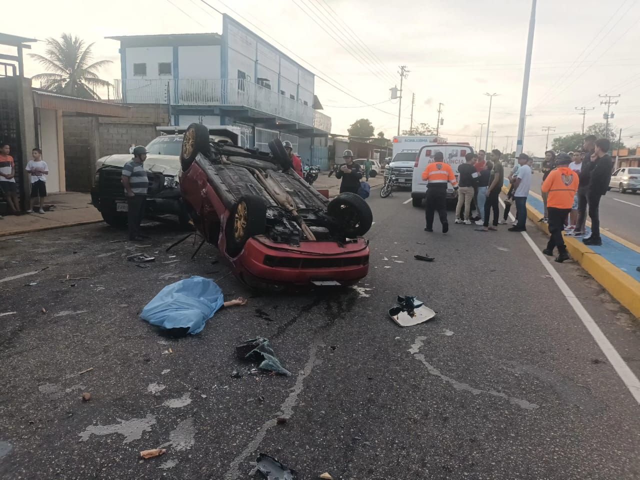 Muchacha murió y otros dos resultaron heridos en vuelco
