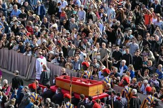 Veinte mil fieles ya despidieron al papa Francisco en la basílica de San Pedro