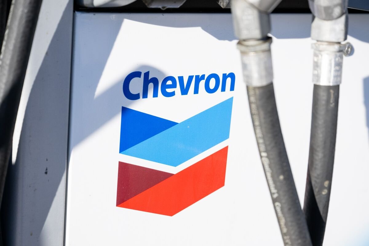 EE.UU. permite a Chevron continuar operaciones mínimas en Venezuela sin extraer petróleo
