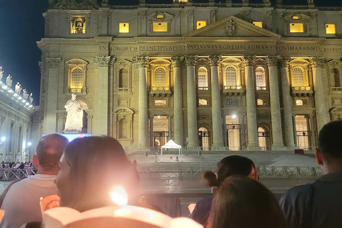Roma, lista para la 'fumata' blanca: "El rumor en la calle es que van a elegir Papa al cardenal filipino"