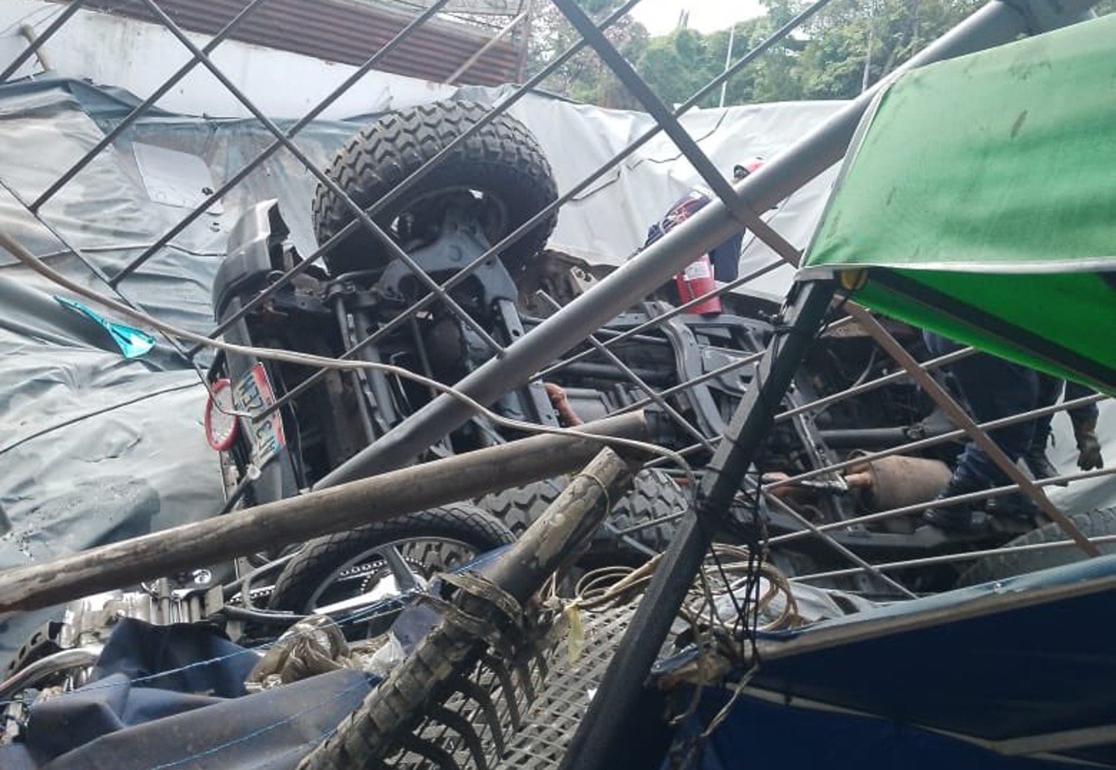 Cae carro sobre feria de verduras en Campo Rico