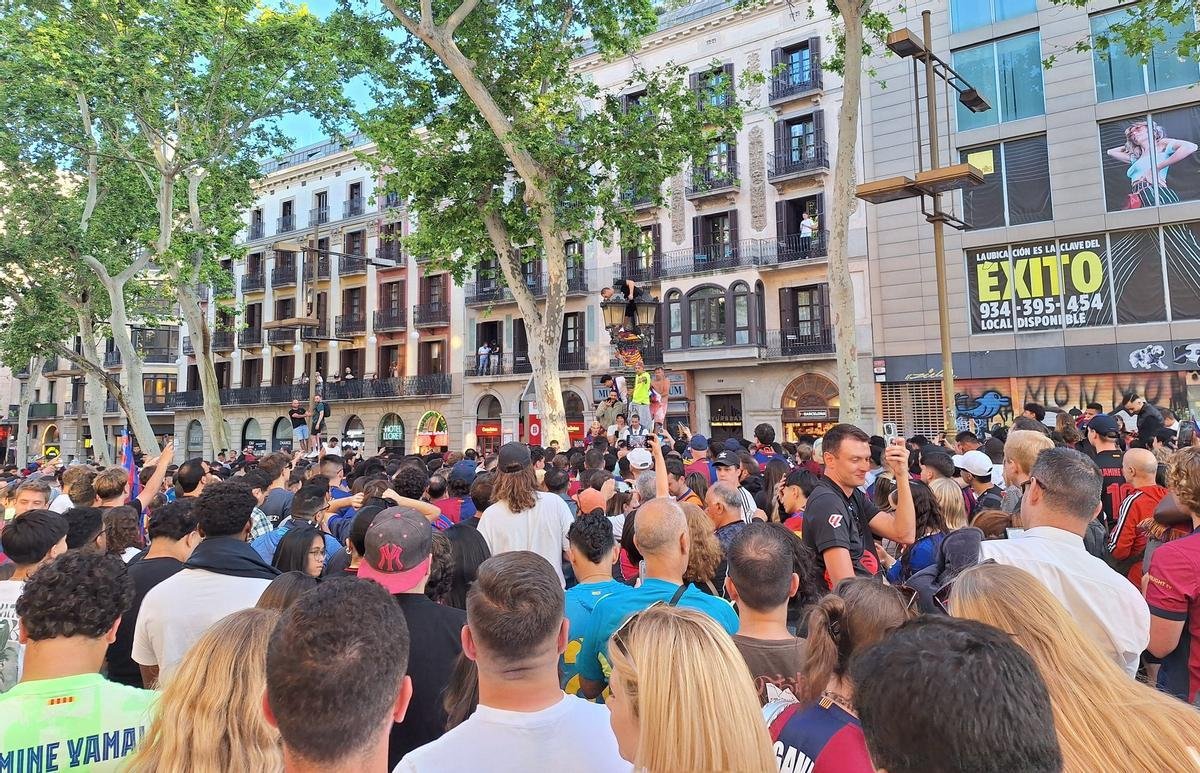 Canaletas se inunda de barcelonistas y celebrar una victoria en el Clásico q huele a Liga.