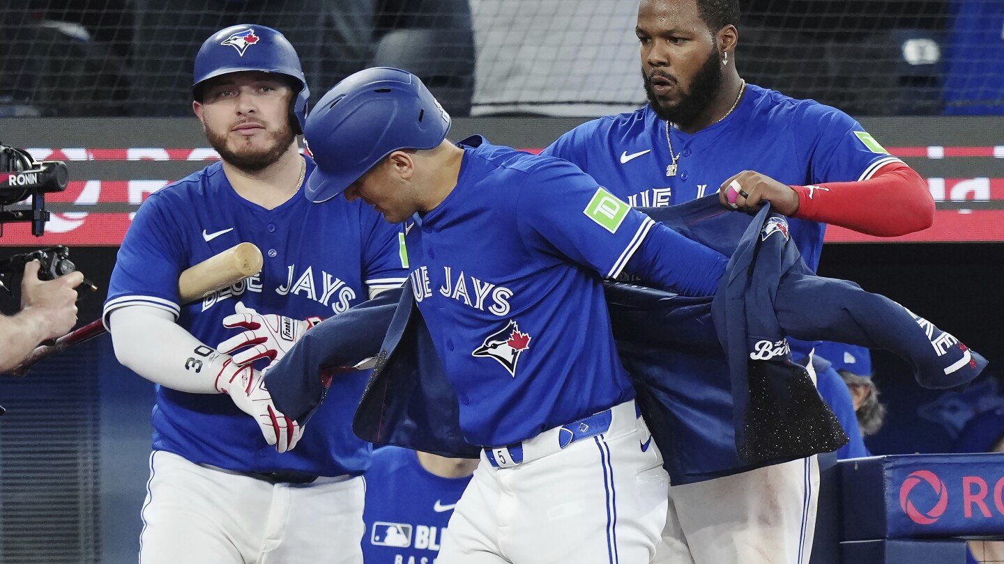 Azulejos aplastan 14-0 a Padres con siete carreras en la 8va entrada, que incluye grand slam