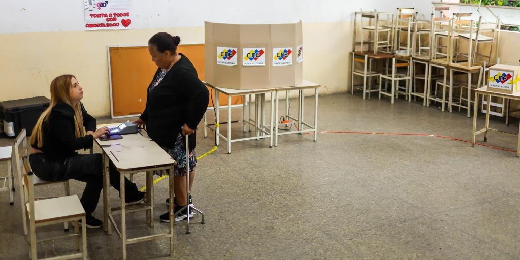 los venezolanos dejan casi vacíos los centros de votación en la farsa electoral de Maduro