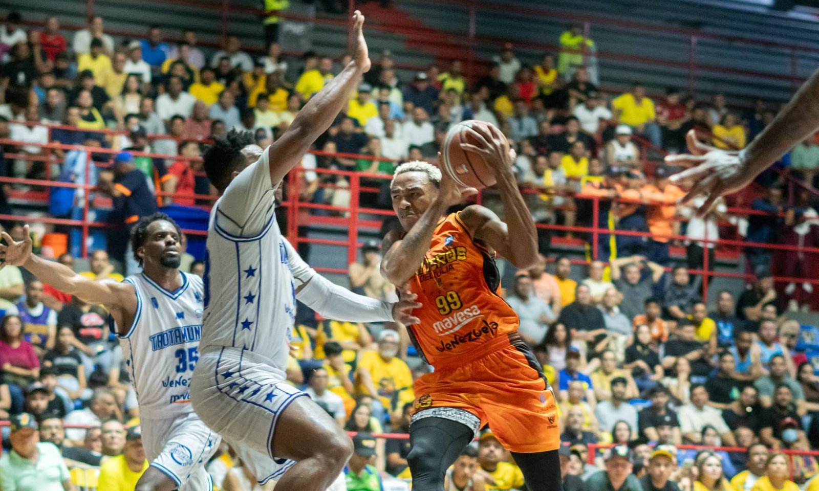 Gaiteros vence a Trotamundos 95-94 en el primer partido de ida del Súper 4