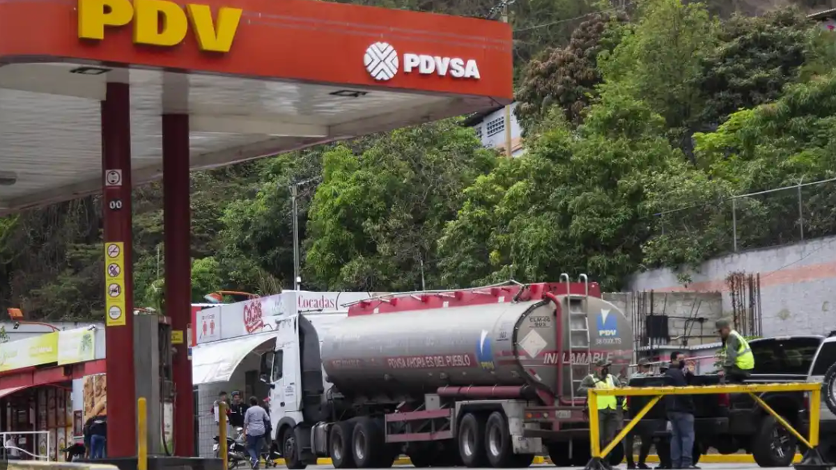 Venezuela planea aumento del combustible en 50% ante temor de caída de ingresos