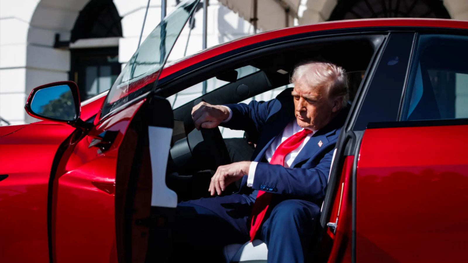 Donald Trump planea vender el Tesla que compró a Elon Musk, según la Casa Blanca