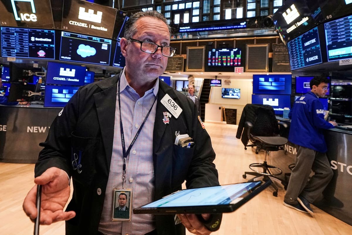 Wall Street cierra al alza; suben precios del petróleo y cae manufactura en EE.UU.